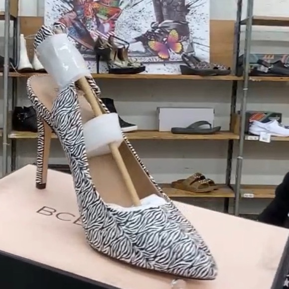 NIB Store
BCBGeneration Womens Black Zebra Slingback Knotted Bow - Picture 7 of 8